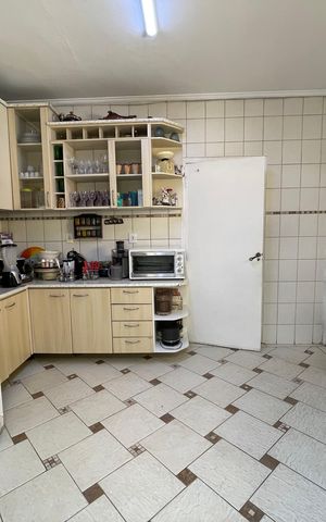 Casa à venda com 250m², 5 quartos e 2 vagas Casa à venda com 250m², 5 quartos e 2 vagasCozinha
