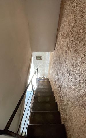 Casa à venda com 250m², 5 quartos e 2 vagas Casa à venda com 250m², 5 quartos e 2 vagasEscada