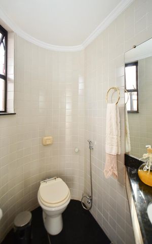 Apartamento à venda com 330m², 4 quartos e 4 vagas Apartamento à venda com 330m², 4 quartos e 4 vagasLavabo social 2