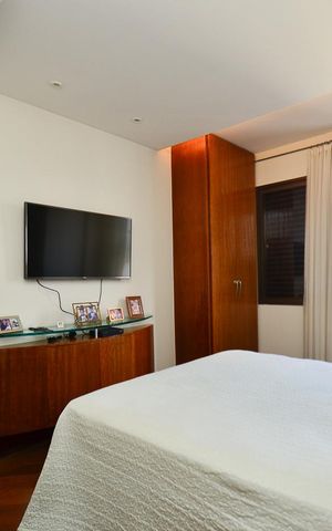 Apartamento à venda com 330m², 4 quartos e 4 vagas Apartamento à venda com 330m², 4 quartos e 4 vagasSuíte