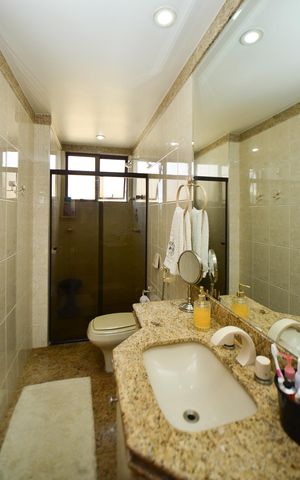 Apartamento à venda com 330m², 4 quartos e 4 vagas Apartamento à venda com 330m², 4 quartos e 4 vagasBanheiro social