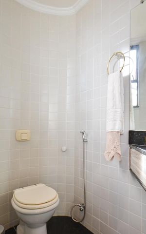 Apartamento à venda com 330m², 4 quartos e 4 vagas Apartamento à venda com 330m², 4 quartos e 4 vagasLavabo social 2