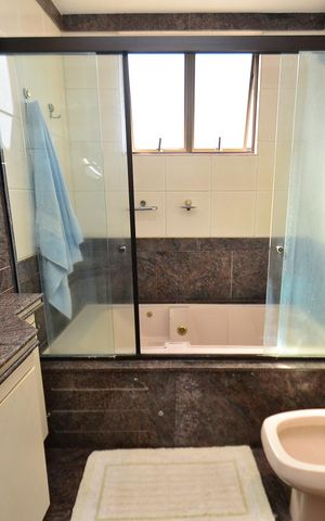 Apartamento à venda com 330m², 4 quartos e 4 vagas Apartamento à venda com 330m², 4 quartos e 4 vagasBanheiro da Suíte