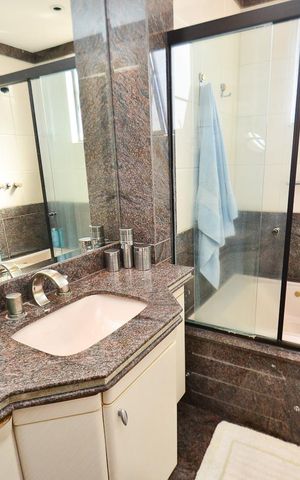 Apartamento à venda com 330m², 4 quartos e 4 vagas Apartamento à venda com 330m², 4 quartos e 4 vagasBanheiro da Suíte