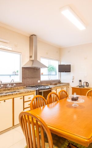 Casa à venda com 272m², 4 quartos e 2 vagas Casa à venda com 272m², 4 quartos e 2 vagasCozinha