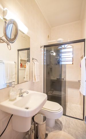 Casa à venda com 272m², 4 quartos e 2 vagas Casa à venda com 272m², 4 quartos e 2 vagasBanheiro da Suíte