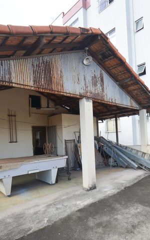 Casa à venda com 333m², 6 quartos e 3 vagas Casa à venda com 333m², 6 quartos e 3 vagasTerraço