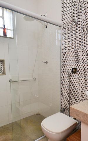 Casa à venda com 333m², 6 quartos e 3 vagas Casa à venda com 333m², 6 quartos e 3 vagasBanheiro2