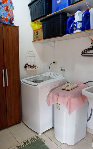 Casa à venda com 125m², 2 quartos e 3 vagas Casa à venda com 125m², 2 quartos e 3 vagasLavanderia