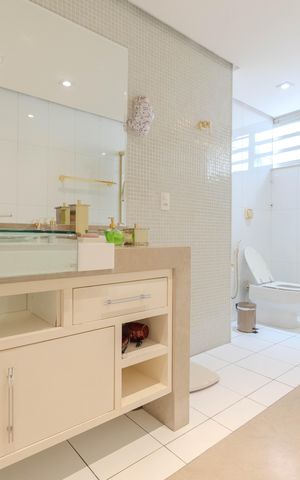 Apartamento à venda com 324m², 4 quartos e 3 vagas Apartamento à venda com 324m², 4 quartos e 3 vagasBanheiro da Suíte 1