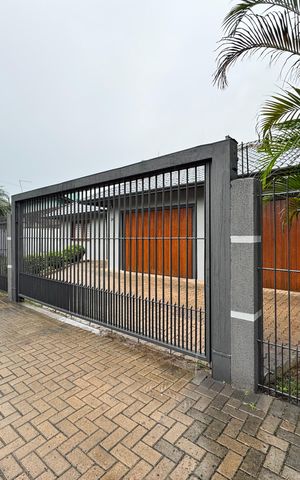 Casa à venda com 942m², 3 quartos e 4 vagas Casa à venda com 942m², 3 quartos e 4 vagasPlaca