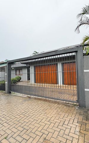 Casa à venda com 942m², 3 quartos e 4 vagas Casa à venda com 942m², 3 quartos e 4 vagasFachada