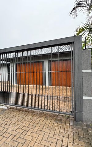 Casa à venda com 942m², 3 quartos e 4 vagas Casa à venda com 942m², 3 quartos e 4 vagasPlaca