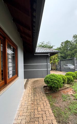 Casa à venda com 942m², 3 quartos e 4 vagas Casa à venda com 942m², 3 quartos e 4 vagasÁrea Externa