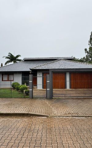 Casa à venda com 942m², 3 quartos e 4 vagas Casa à venda com 942m², 3 quartos e 4 vagasFachada