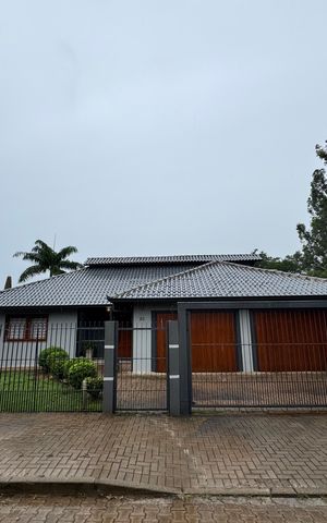 Casa à venda com 942m², 3 quartos e 4 vagas Casa à venda com 942m², 3 quartos e 4 vagasFachada