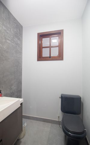 Casa à venda com 280m², 3 quartos e 2 vagas Casa à venda com 280m², 3 quartos e 2 vagasLavabo