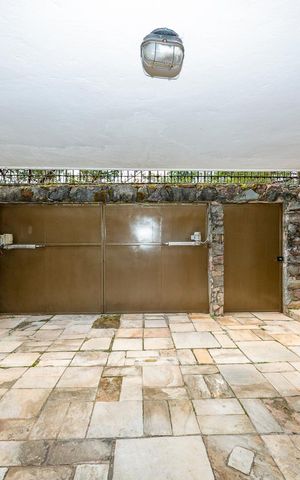 Casa à venda com 316m², 5 quartos e 4 vagas Casa à venda com 316m², 5 quartos e 4 vagasGaragem