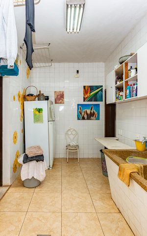 Casa à venda com 316m², 5 quartos e 4 vagas Casa à venda com 316m², 5 quartos e 4 vagasÁrea de Serviço
