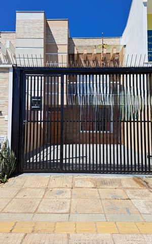 Casa à venda com 135m², 3 quartos e 2 vagas Casa à venda com 135m², 3 quartos e 2 vagasFachada