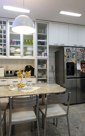 Casa de condomínio à venda com 424m², 5 quartos e 5 vagas Casa de condomínio à venda com 424m², 5 quartos e 5 vagasCozinha - Armários
