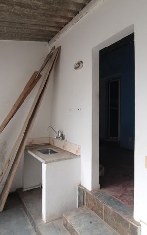 Casa à venda com 360m², 5 quartos e 1 vagaCasa dos Fundos | Cozinha e Área de Serviço