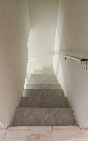 Casa de condomínio à venda com 62m², 2 quartos e 1 vaga Casa de condomínio à venda com 62m², 2 quartos e 1 vagaEscada