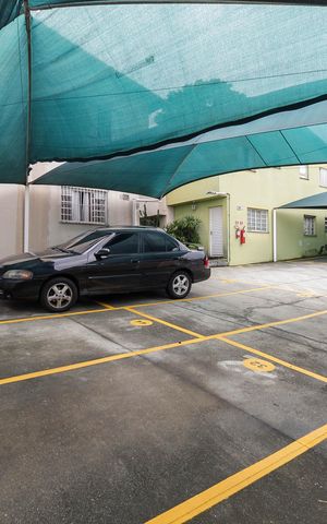 Casa de condomínio à venda com 62m², 2 quartos e 1 vaga Casa de condomínio à venda com 62m², 2 quartos e 1 vagaEstacionamento