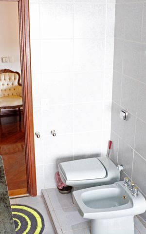 Casa de condomínio para alugar com 779m², 3 quartos e 3 vagasBanheiro do Quarto 2