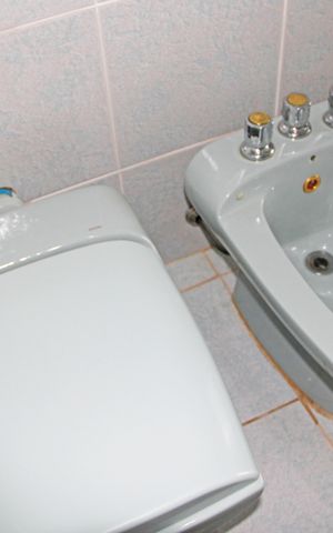 Casa de condomínio para alugar com 779m², 3 quartos e 3 vagasBanheiro do Quarto 2