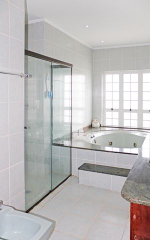 Casa de condomínio para alugar com 779m², 3 quartos e 3 vagasBanheiro do Quarto 2