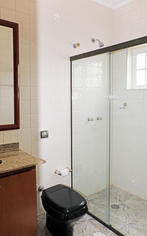 Casa de condomínio para alugar com 779m², 3 quartos e 3 vagasBanheiro do Quarto 1