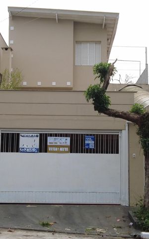 Casa para alugar com 180m², 3 quartos e 2 vagasFachada