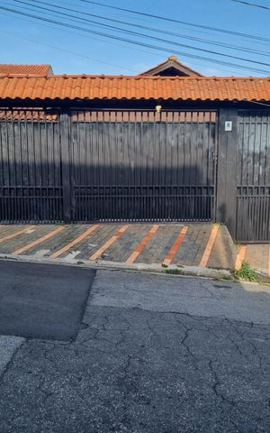 Casa à venda com 350m², 3 quartos e 4 vagas Casa à venda com 350m², 3 quartos e 4 vagasFachada