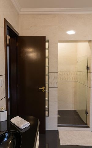 Casa de condomínio à venda com 455m², 4 quartos e 2 vagas Casa de condomínio à venda com 455m², 4 quartos e 2 vagasBanheiro da Suíte