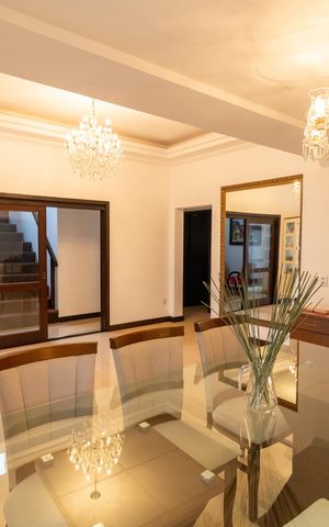 Casa de condomínio à venda com 455m², 4 quartos e 2 vagas Casa de condomínio à venda com 455m², 4 quartos e 2 vagasSala de Jantar
