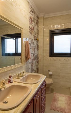 Casa de condomínio à venda com 455m², 4 quartos e 2 vagas Casa de condomínio à venda com 455m², 4 quartos e 2 vagasBanheiro 1