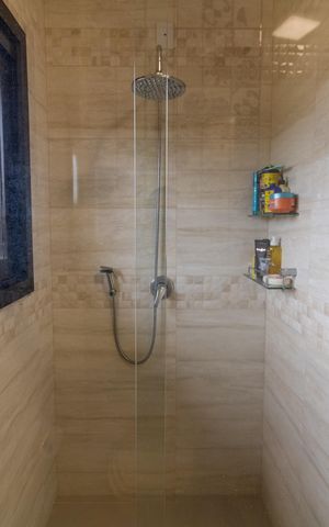 Casa de condomínio à venda com 455m², 4 quartos e 2 vagas Casa de condomínio à venda com 455m², 4 quartos e 2 vagasBanheiro 1