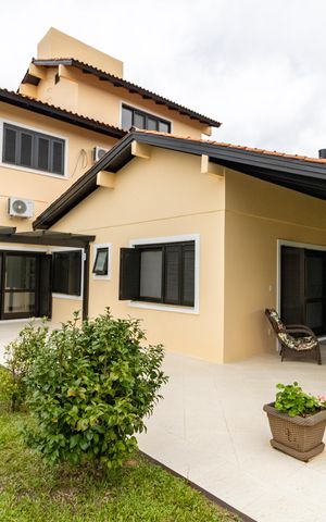 Casa de condomínio à venda com 455m², 4 quartos e 2 vagas Casa de condomínio à venda com 455m², 4 quartos e 2 vagasFachada