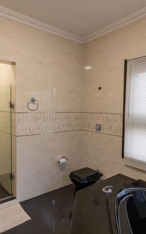 Casa de condomínio à venda com 455m², 4 quartos e 2 vagas Casa de condomínio à venda com 455m², 4 quartos e 2 vagasBanheiro da Suíte