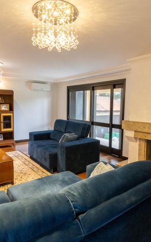Casa de condomínio à venda com 455m², 4 quartos e 2 vagas Casa de condomínio à venda com 455m², 4 quartos e 2 vagasSala