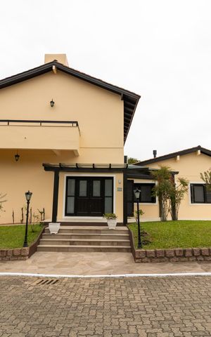 Casa de condomínio à venda com 455m², 4 quartos e 2 vagas Casa de condomínio à venda com 455m², 4 quartos e 2 vagasFachada