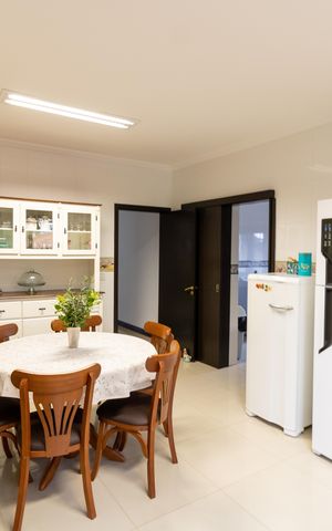 Casa de condomínio à venda com 455m², 4 quartos e 2 vagas Casa de condomínio à venda com 455m², 4 quartos e 2 vagasCozinha