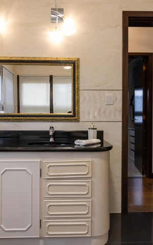 Casa de condomínio à venda com 455m², 4 quartos e 2 vagas Casa de condomínio à venda com 455m², 4 quartos e 2 vagasBanheiro da Suíte