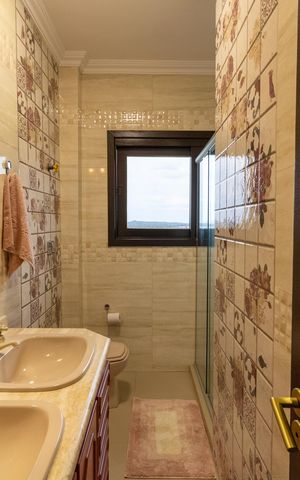 Casa de condomínio à venda com 455m², 4 quartos e 2 vagas Casa de condomínio à venda com 455m², 4 quartos e 2 vagasBanheiro 1