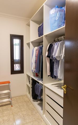 Casa de condomínio à venda com 455m², 4 quartos e 2 vagas Casa de condomínio à venda com 455m², 4 quartos e 2 vagasCloset da suíte
