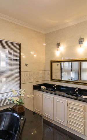Casa de condomínio à venda com 455m², 4 quartos e 2 vagas Casa de condomínio à venda com 455m², 4 quartos e 2 vagasBanheiro da Suíte