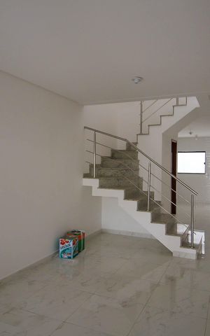 Casa à venda com 110m², 3 quartos e 2 vagas Casa à venda com 110m², 3 quartos e 2 vagasSala