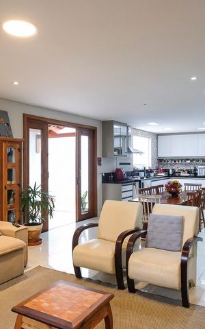 Casa à venda com 280m², 4 quartos e 5 vagasSala