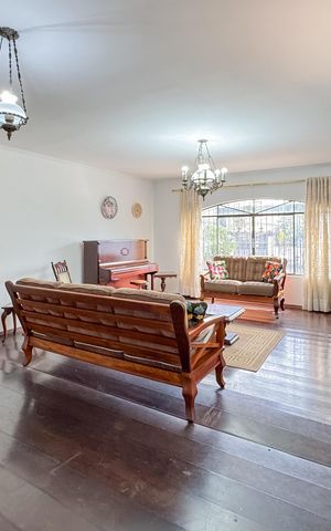 Casa à venda com 192m², 3 quartos e 5 vagas Casa à venda com 192m², 3 quartos e 5 vagasSala